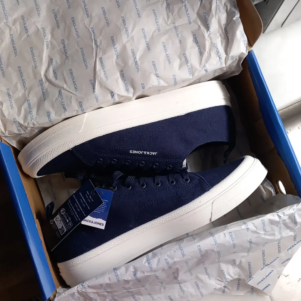 Ett par oanvända sneakers från jack & jones Navy Blazer storlek 41EU. . Skor.