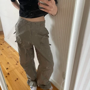 Cargo byxor - Ett par coola Cargobyxor från jackpot! Jagr 165cm för referens. 