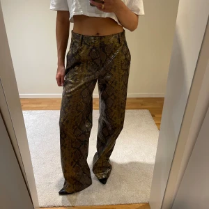 Skinnbyxor - Sååå otroligt snygga byxor med snake/orm-mönster! Kan tyvärr ej ha längre då de är för stora 😩 Från Zara i storlek S 🤍🤍