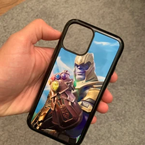 Sällsynt Thanos mobilskal - Ett unikt och sällsynt Thanos mobilskal som passar Iphone 11 Pro. Ta chansen för det är fan inte ofta du kommer se nåt liknande. Tror den har bra samlarvärde men den måste iväg ASAP pga bilköp. Mvh