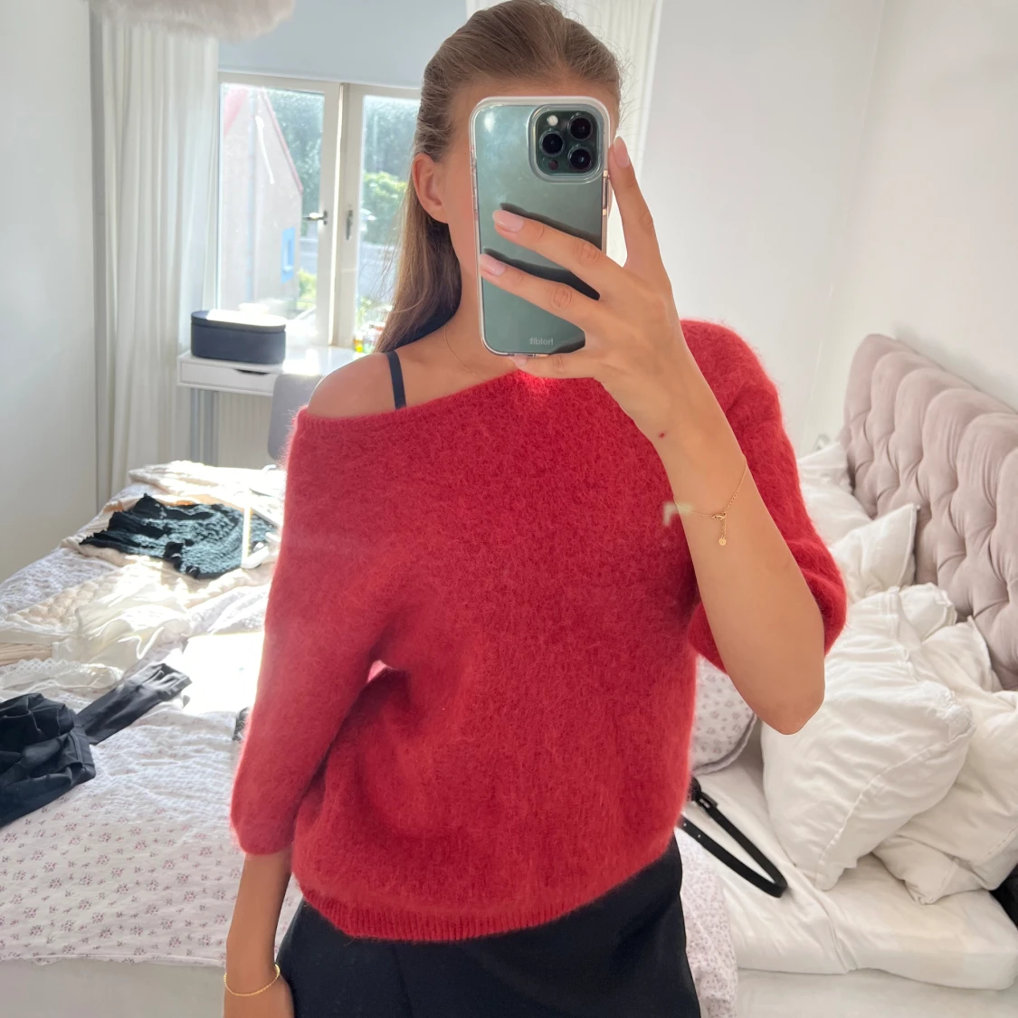 Röd stickad tröja.