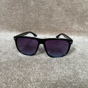 Säljer dessa näst intill identiska solglasögon som liknar rayban boyfriend vilket är en väldigt eftertraktad modell. brillorna är väldigt högkvalitativa till sitt pris med ett uv skydd på 400!(FRAKTAR INOM 12 TIMMAR!) 💬Skriv vid minsta intresse!💬 
