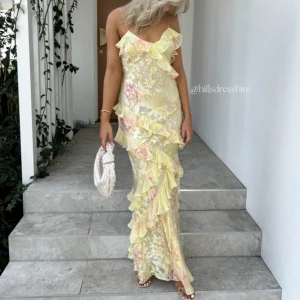 Love schack fancy rialto maxi dress yellow  - Världens snyggaste bal känning från love schack. Använd 1 gång på balen och verkligen den finaste klänningen ever🥰 behöver pengarna därav säljer jag. GÅR INTE NER I PRIS. mått och fler bilder finns. ( e utomlands nu men svarar när ja e tbx i Sverige)