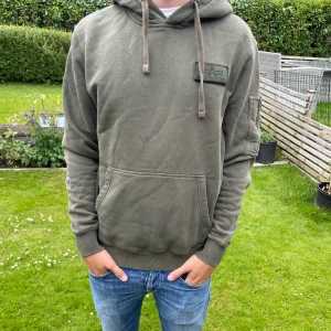 Alpha industries hoodie  - Säljer denna Alpha Industries hoddien i super snygg grön färg 🍀 helt perfekt till dom lite kyligare sommarkvällarna 🌊☀️  Storlek S  Hör av dig vid minsta lilla fundering! 