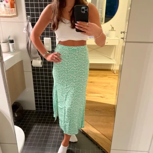 Somrig kjol - Sååå fin grön kjol som passar perfekt nu till sommaren, men också festligare tillfällen! Kjolen är helt ny, har bara råkat ta bort prislappen💗