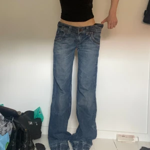 lågmidjade jeans  - Lågmidjade jeans från märket Cross som tyvärr är för stora på mig, storleken är W29 L34.  Innerbenslängd: 85 cm. Midjemått mätt rakt över: 42 cm
