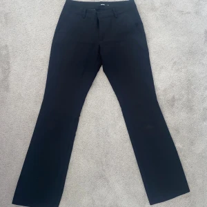 Kostymbyxa Bik bok  - Säljer dessa kostymbyxor från Bik bok (modell Vera) pågrund av att de är för små. Dom är i bra skick!  Är i stl 38. Skriv om ni har någon fråga💕