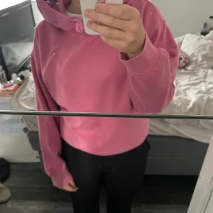 Rosa hoodie från Zara  - Säljer denna hoodie från zara, den är i använt skick men har inga defekter! Den är lite liten i storleken så den skulle passa en Xs ochså beroende på hur man vill att den ska sitta💗