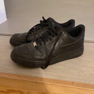 Svarta Air force one - Storlek 43, Ett par svarta air force one, inga skador alls, förutom lite creasing. 