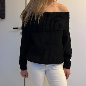 Stickad off shoulder tröja - Superfin stickad off shoulder tröja från hm, perfekt för en sommarkväll🌸i bra skick