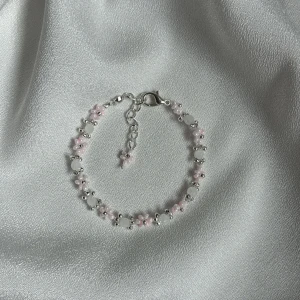 Handgjord armband 🩵 - 🌸