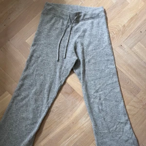 Cashmere mysbyxor  - Älskade dessa men jag växte ur dem typ direkt efter jag fick dem. 100% cashmere och ganska tjockt tyg. De är hellånga och lite utsvängda vid fötterna. Ska köpa ett par nya i större storlek snart för jag älskar dem!!