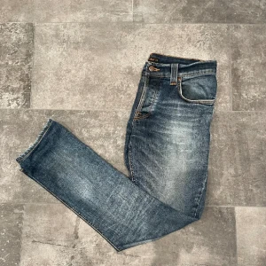Nudie Jeans  - Ett par riktigt feta Nudie Jeans i den populära modellen grim Tim. Det har lite slitningar på låret och och lite slitet i skrevet, men annars bra skick. Hör av er vid frågor och om bilder på slitningar 😁🙏