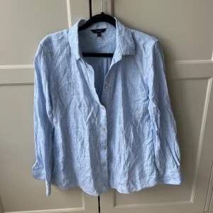 Linneskjorta Massimo Dutti  - Supersnygg linneskjorta från Massimo Dutti. Vit & blårandig. 