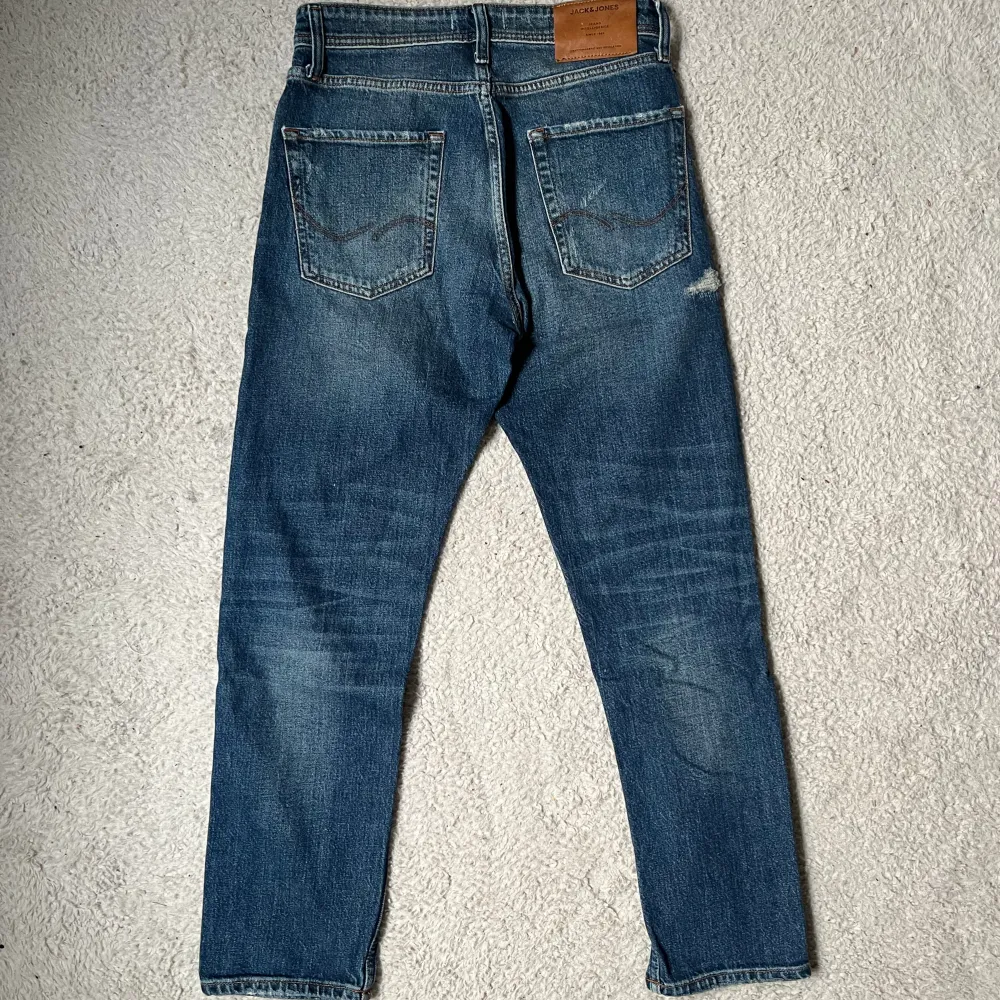 Tjenare jag säljer ett par Jack & Jones jeans i storlek W28 L30 bra skicka skulle säga 8/10 tveka inte på att höra av dig om det är något du undrar!✅👀. Jeans & Byxor.