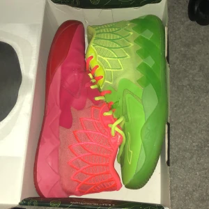 Rick and morty mb01 - Jag tror att de är r£ps men de är köpta för ganska dyrt pris( blev scammad) Säljer de för att jag inte spelar basket längre Inte bästa skicket därför de är så billiga 5/10 skick Vill bli av med de 