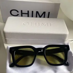 Dessa är ett par limited edition solglasögon från 2023. De är svarta med gult glas i  modellen 04. Glasögonen är helt oanvända och i perfekt skick. 