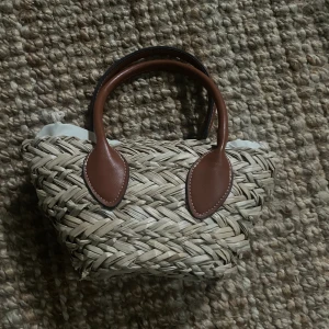 Strandväska mini - Liten mini strandväska där du får plats med mobil,nycklar,läppglans,plånbok aldrig använd gullig accessoar 