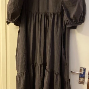 Klänning från H&m  - Maxi klänning från H&M, använd i väldigt bra skick. Strl M (stora i storleken, L-XL) mörk grå, gömda fickor på sidorna. Köparen står för frakt