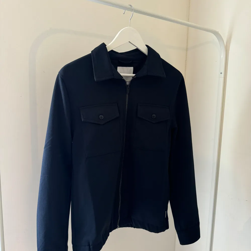 Hej! Säljer nu min Lindbergh overshirt som endast är använda ett fåtal gånger. Då jag insåg att det inte är min stil. Den är inköpt i Januari i år och är i storlek S. Jag är 173 cm och den sitter bra och är lite tightare i passformen . Jackor.