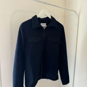 Hej! Säljer nu min Lindbergh overshirt som endast är använda ett fåtal gånger. Då jag insåg att det inte är min stil. Den är inköpt i Januari i år och är i storlek S. Jag är 173 cm och den sitter bra och är lite tightare i passformen 