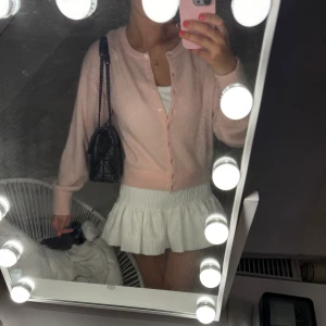 Kofta - Supersöt kofta från Other Stories. Bara använd en gång så i nyskick💕 Storlek M men sitter som en S🤗