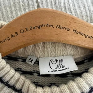 fiskartröja, strl M, herrmodell - Fiskatröja, Ulltröja från Jumperfabriken i herrmodell, strl M. Oversized look. 80% ull, 20% polyester. Längd: 66 cm, Omkrets: 95 cm. Mät en tröja hemma för att se om det passar dig. Nypris 1700. Pris kan diskuteras💗💗