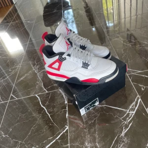 Jordan 4 cement red - Skick 10/10 inte mycket använda alls fina skor i top skick  storlek 42/5 Kvitto finns PRISET ÄR FAST