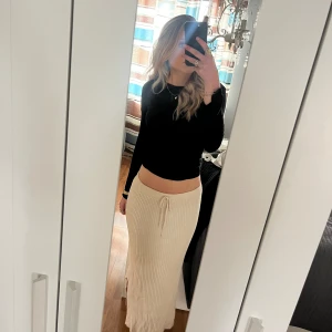 Jätteskön långkjol - Såå skön långkjol! Går att stoppa in snörena som på bild 3💗 Den är One size men passar mig som oftas har xs 