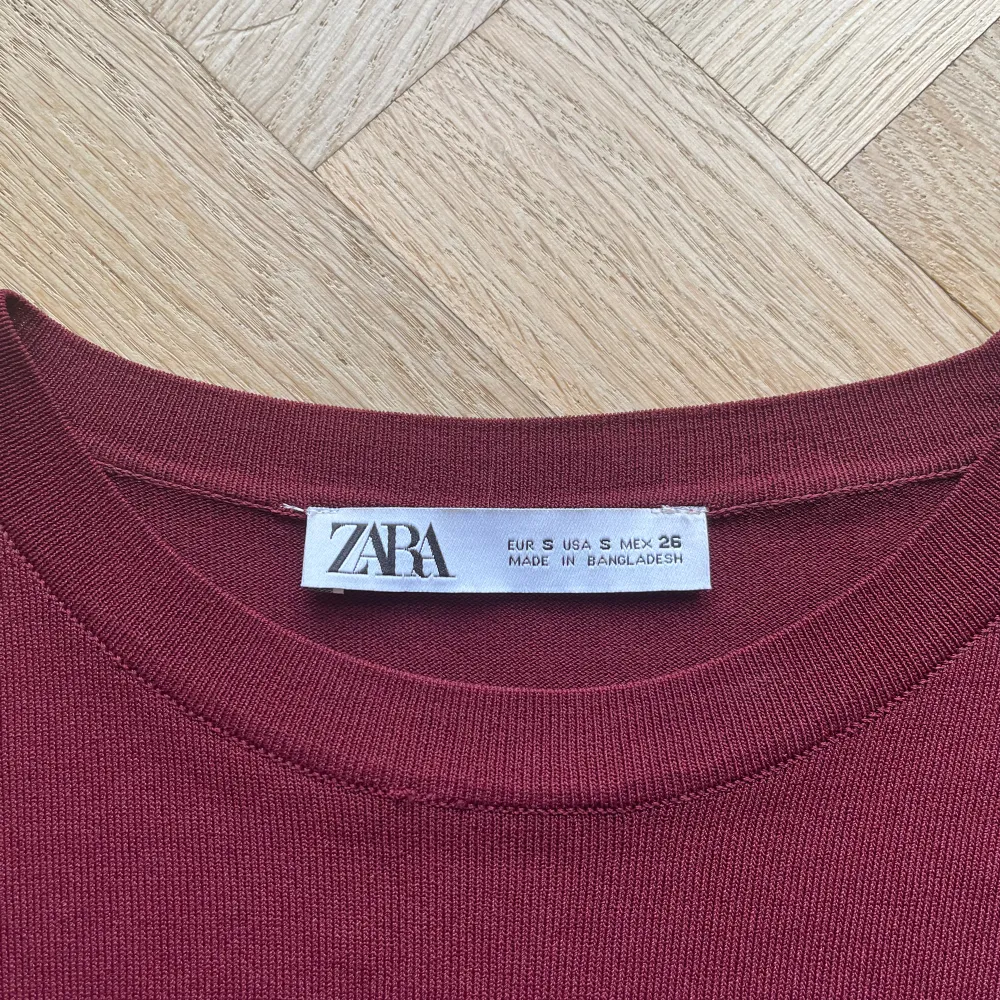 Jätte söt vinröd tröja från zara aldrig använt. Och är i jätte bra skick❤️ skriv för flera frågor💓. T-shirts.