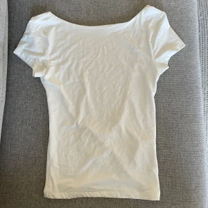 Topp med öppen rygg - Säljer denna söta toppen med öppen rygg från Gina, storlek 36 & aldrig använd. Hör av dig för mer bilder✨