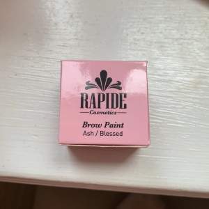 En brynfärg från Rapide Cosmetics som inte kommer till användning. Har endast testats en gång men färgen passade inte mig🌸🥰 färg: ash/ blessed 
