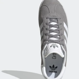 Adidas samba skor strl 36 - Säljer likadana adidas samba skor i storlek 36, använda Max 4 ggr. Fick de i present och de va ej dem jag önska mig tyvärr. Väldigt bekväma och fina dock. Pris kan diskuteras vidare! Men orginal pris är 830kr