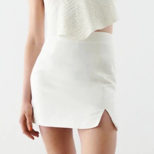 Lina linen kjol! - Säljer min lina linen kjol från Gina tricot🥂🌸! Den har aldrig andvänds och har fortfarande prislappen på! Org pris : 299! Kontakta gärna vid fler frågor eller bilder☺️🫶🌸!