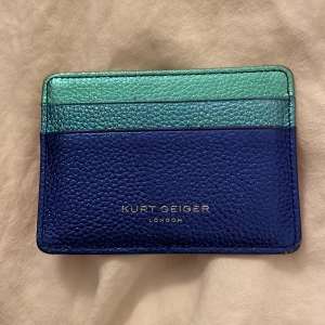 Kurt geiger korthållare - Superfin Kurt geiger korthållare i fint skick💗lite skadad högst upp vid det gula men inget man tänker på❤️