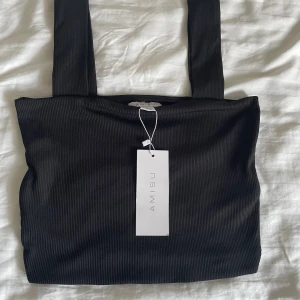 Svart topp/linne - Säljer denna korta svarta topp/linne som är oanvänd. 🤍