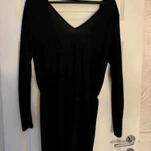 Glittrig playsuit  - Glittrig svart  playsuit.  Tror det är storlek M i den.  