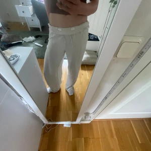Beiga linnebyxor - Knappt använda linnebyxor i mycket bra skick. Nypris 400. Har ett litet lagat hål men gömt, skickar gärna bilder.
