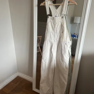 Vita hängselbyxor - Säljer då dem ej kommer till användning 