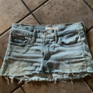 Levis kjol - En så snygg levis kjol i jeansmaterial, storlek 26!  Midjemått: 35,5cm + jättestretch!!💕 Från höft och ner: 26cm (brukar användas som lågmidjad!🥰