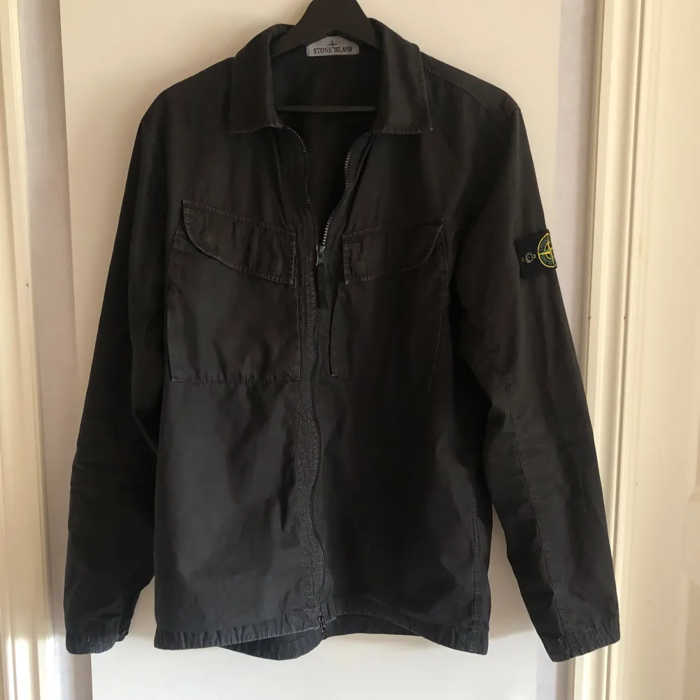 Svart Stone Island overshirt. Skick: 7-8/10. Jackor.