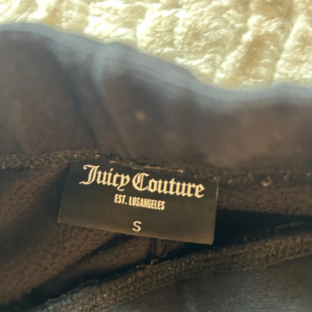 Säljer dessa juicy couture byxor köpta här på Plick. Säljer för använder inte . Jeans & Byxor.