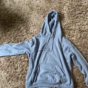 Blå hoodie från HM - Storlek M från HM, använd en gång och väldigt skön!
