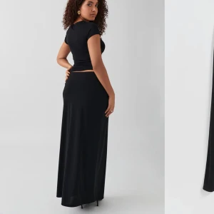 Helt ny kjol från Gina tricot - Helt ny kjol från Gina tricot, lapparna finns kvar Nypris 300kr  Strl xs funkar som s