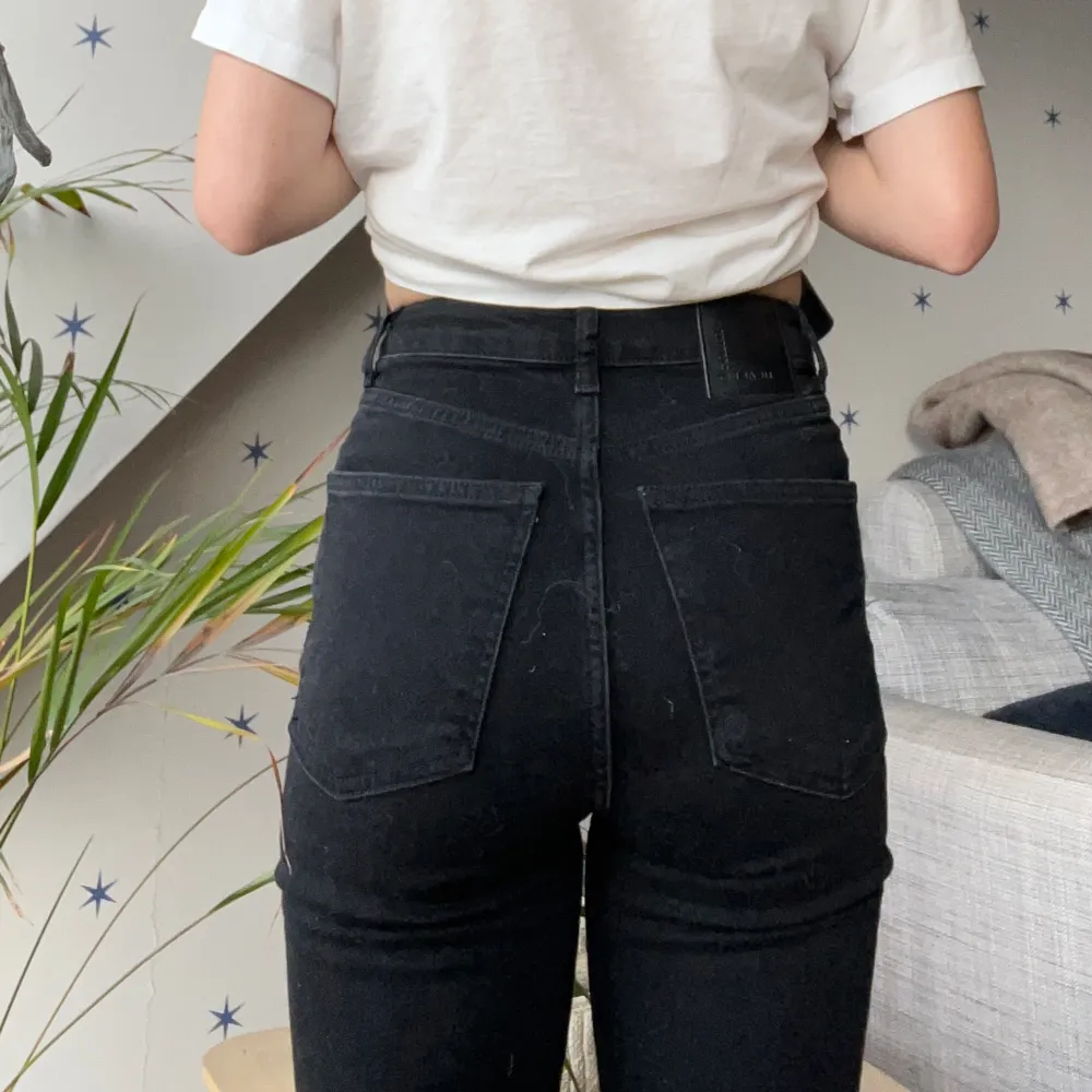 Säker dessa snygga jeans från Bik Bok! De är använda max 5 gånger och är därför i väldigt bra skick💕  De är i storlek 32 och skulle säga XS. (Lämna gärna prisförslag) . Jeans & Byxor.