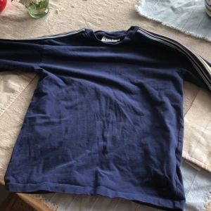 Tjocktröja  - Bra skick och använt några gånger. Inga hål på tröjan och är som ny.