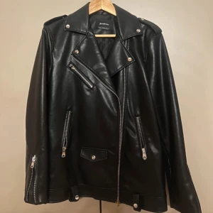 Skinnjacka  - Oversized skinnjacka från Stradivarius💖 Helt i nyskick och perfekt för alla tillfällen!