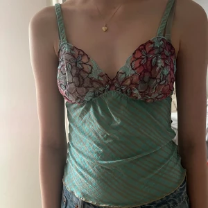 Söt topp  - Säljer denna söta sommar topp som ej kommer till användning. Använd cirka 1 gång köpt på marknad utomlands. 🩵🩵