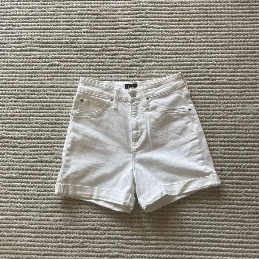 Vita jeans shorts från Lee i strl 25. Shorts.