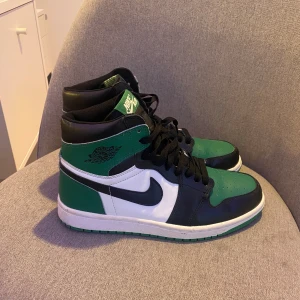 Air jordan 1 mid - knappt använda så kommer i bra skick👍🏼 Skorna är i storlek 41 men passar även 40. Pris går att diskutera
